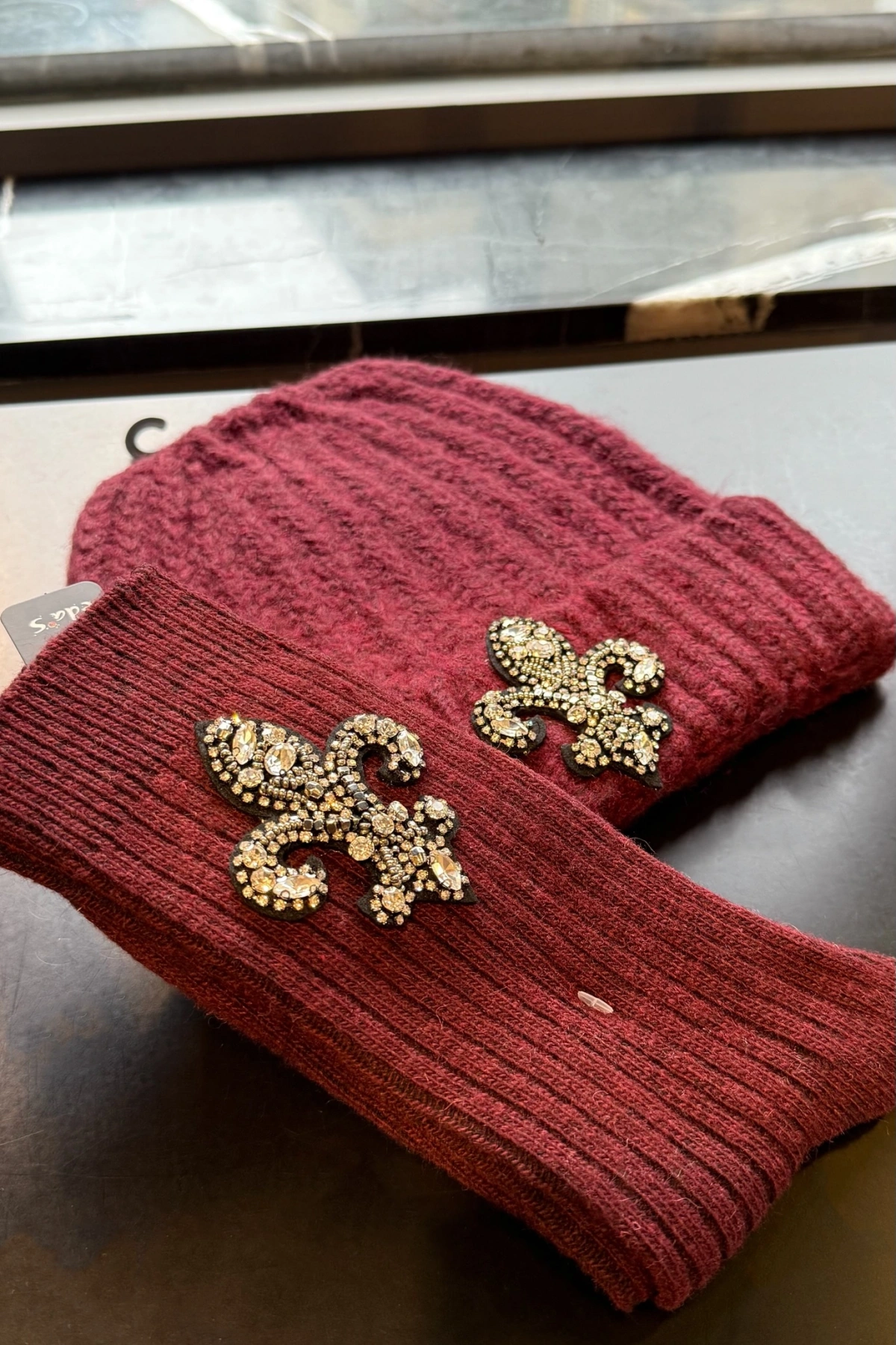 Bordo Lotus İşlemeli Yün Çorap & Bere