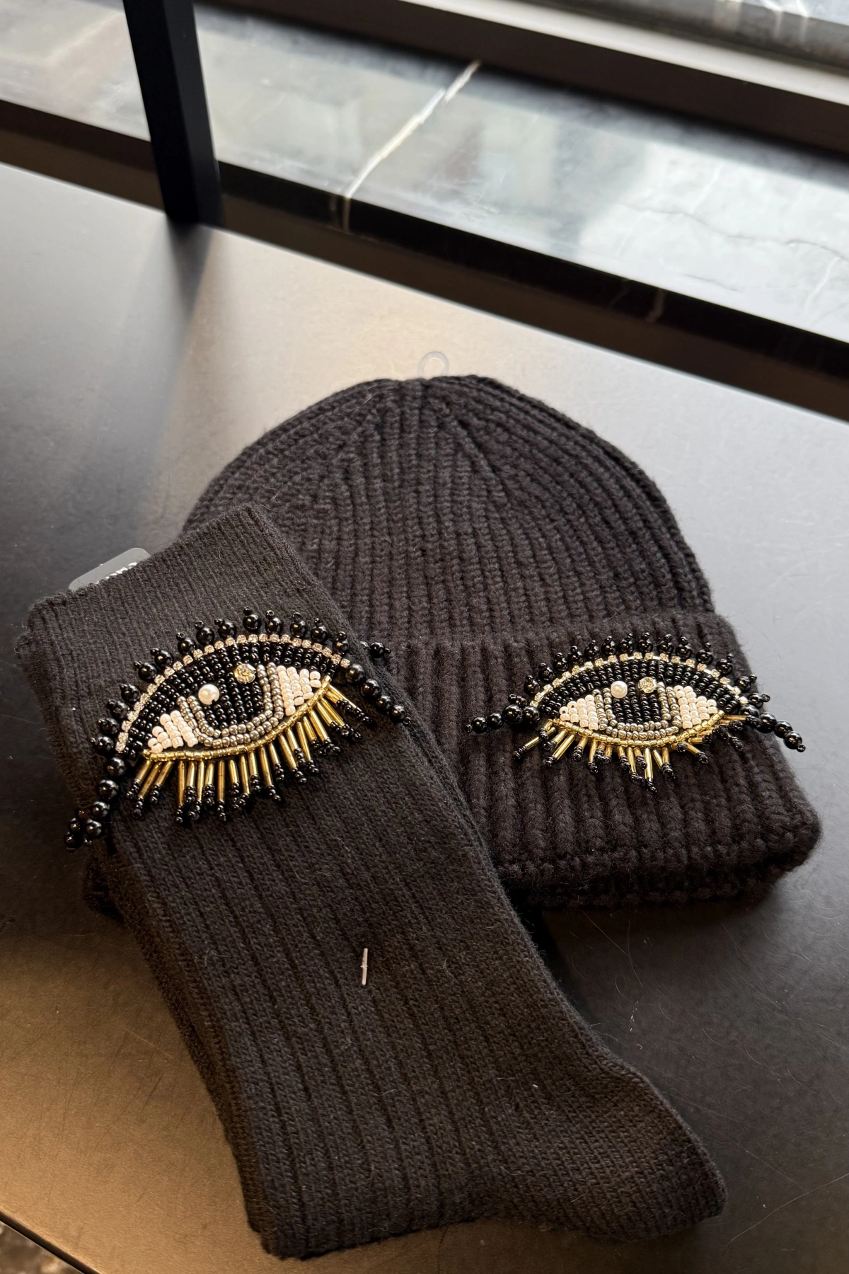 Siyah Boncuklu Kirpikli Göz İşlemeli Yün Çorap & Bere