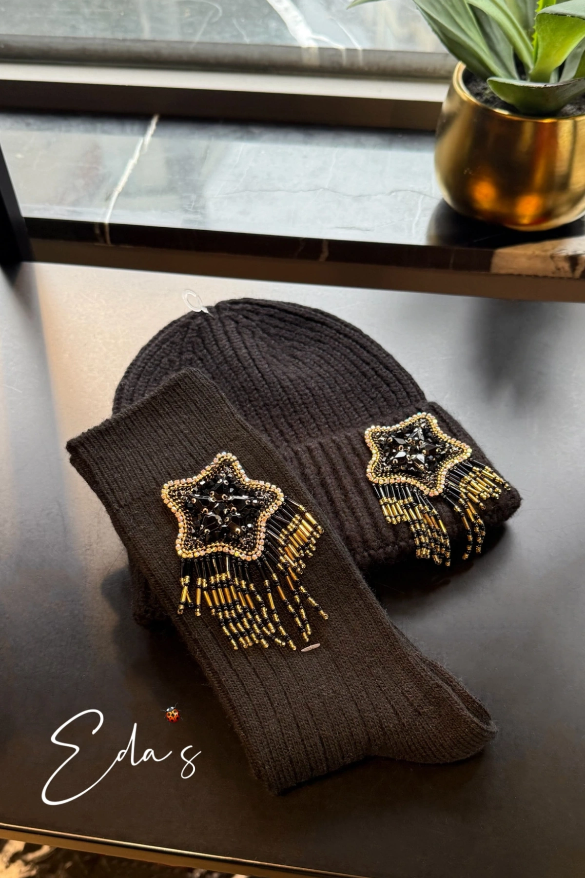 Siyah Püsküllü Yıldız İşlemeli Yün Çorap & Bere