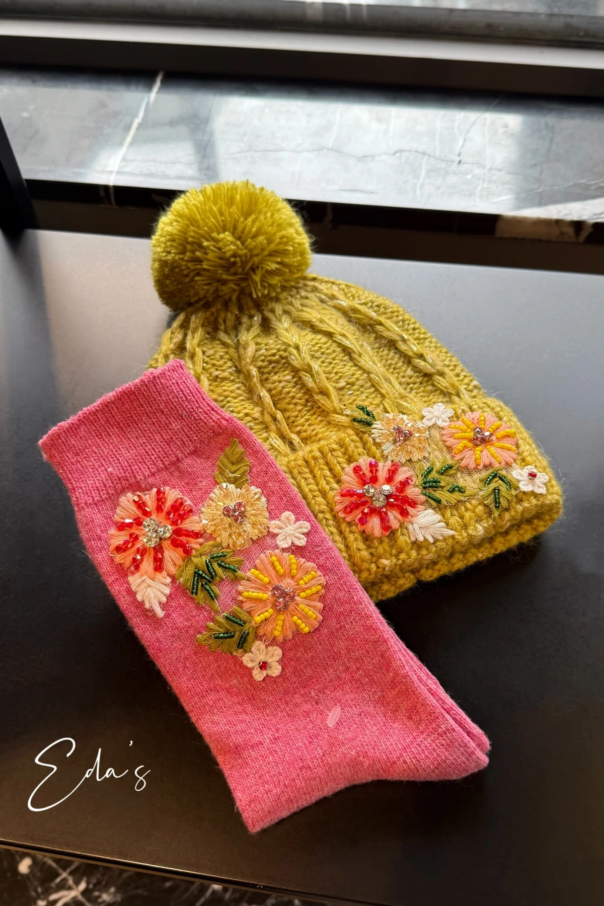 Çiçekli İşlemeli Yün Bere & Çorap