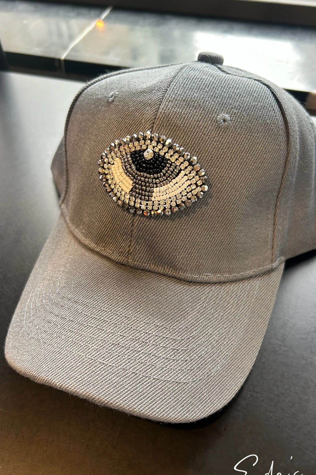 Büyük Göz İşlemeli Gri Kep Şapka