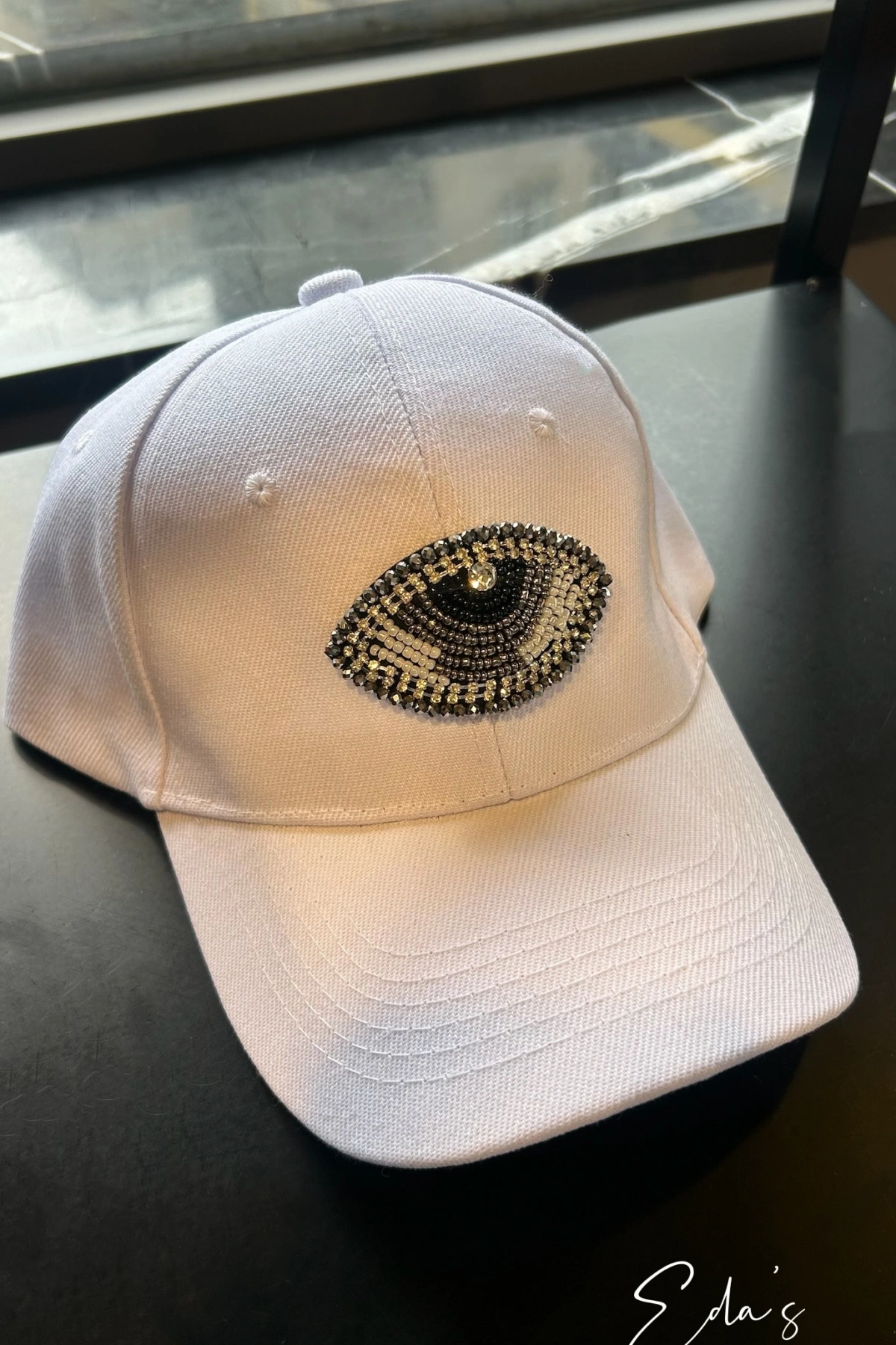 Büyük Göz İşlemeli Beyaz Kep Şapka