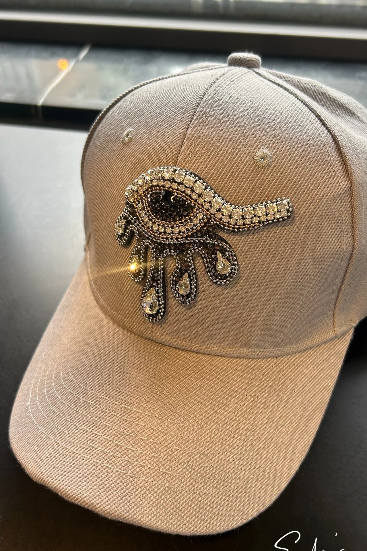 Damla Taş Göz İşlemeli Gri Kep Şapka