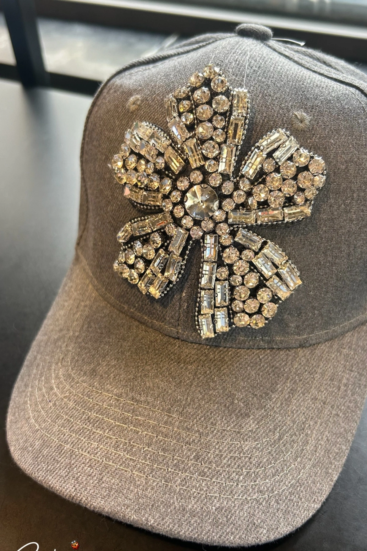 Taşlı Çiçek İşlemeli Gri Kep Şapka