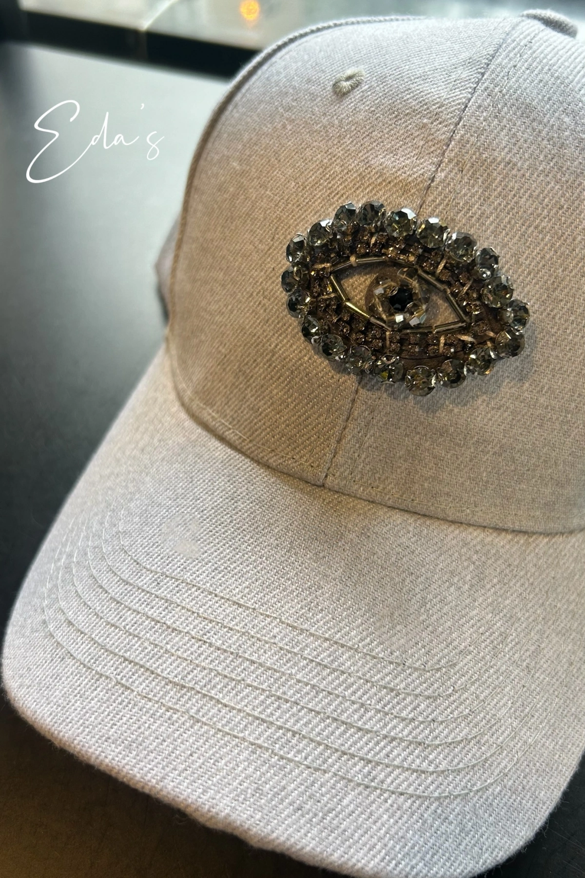 Gri Taşlı Göz İşlemeli Açık Gri Kep Şapka