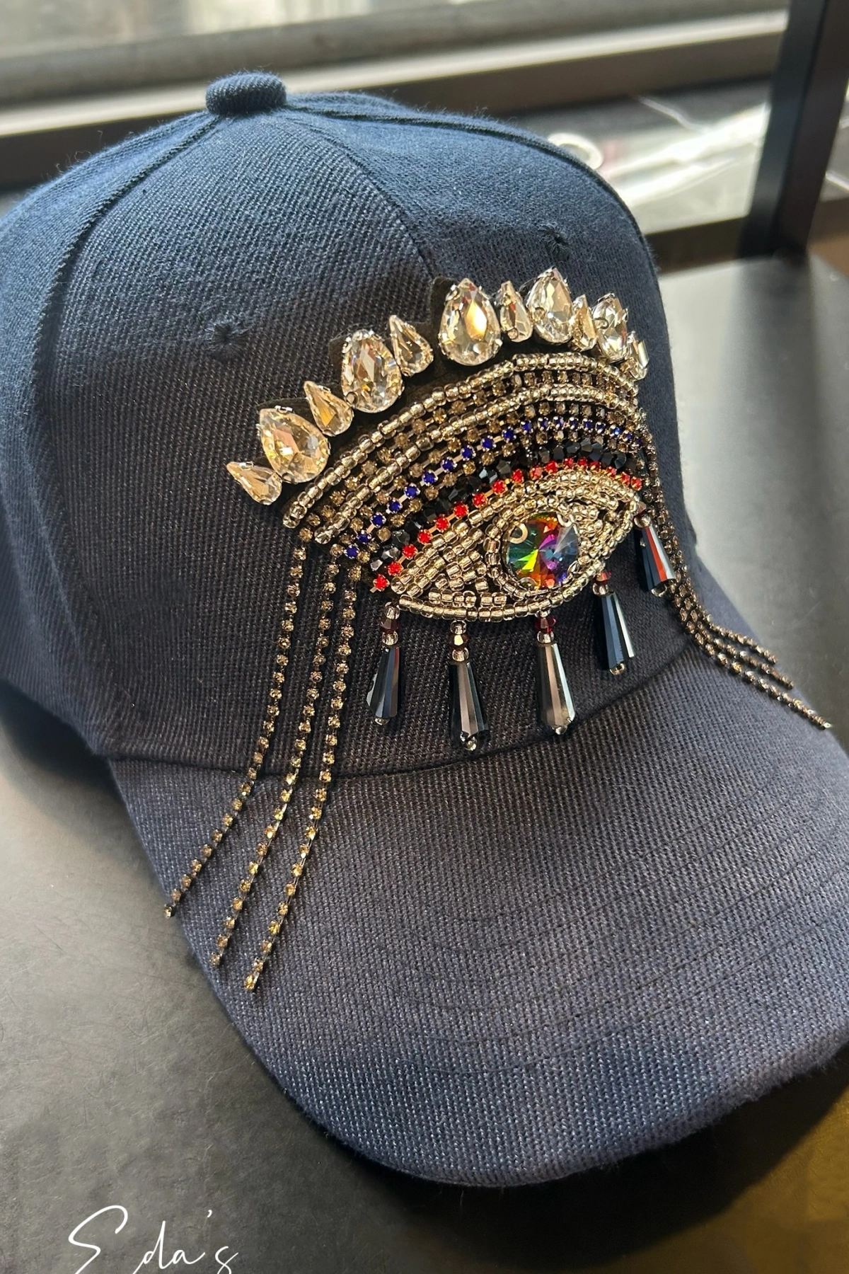 Sallantılı Göz İşlemeli Lacivert Kep Şapka