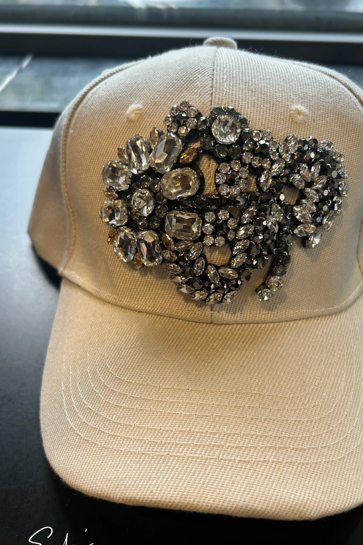 Taşlı Çiçekli İşleme Bej Kep Şapka