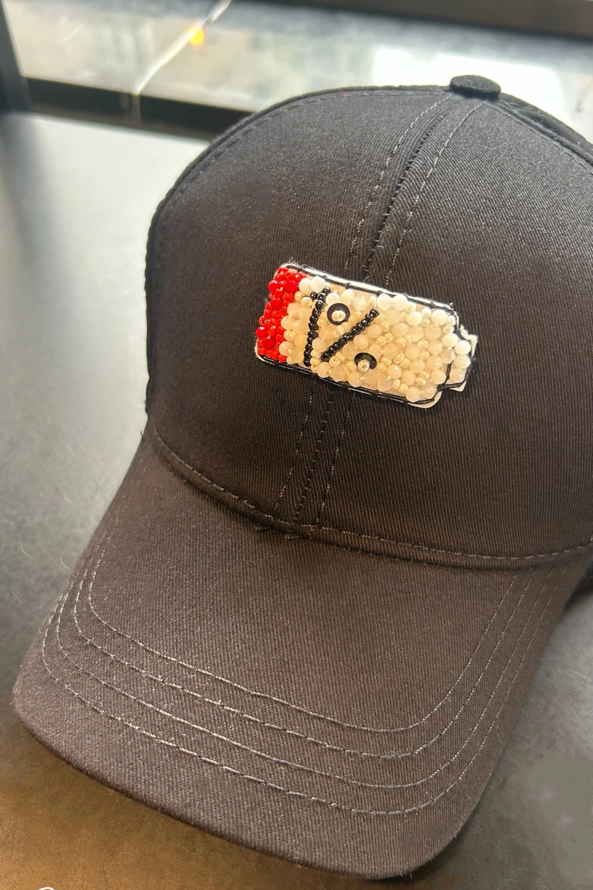 Low Battery İşlemeli Siyah Kep Şapka