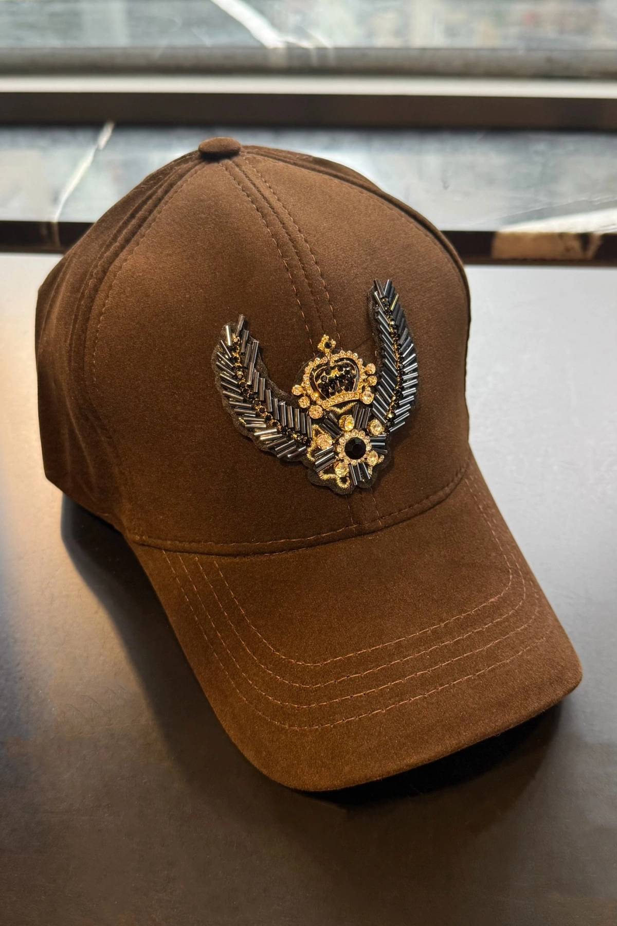Acı Kahve Taşlı Kanatlı Süet Kep Şapka