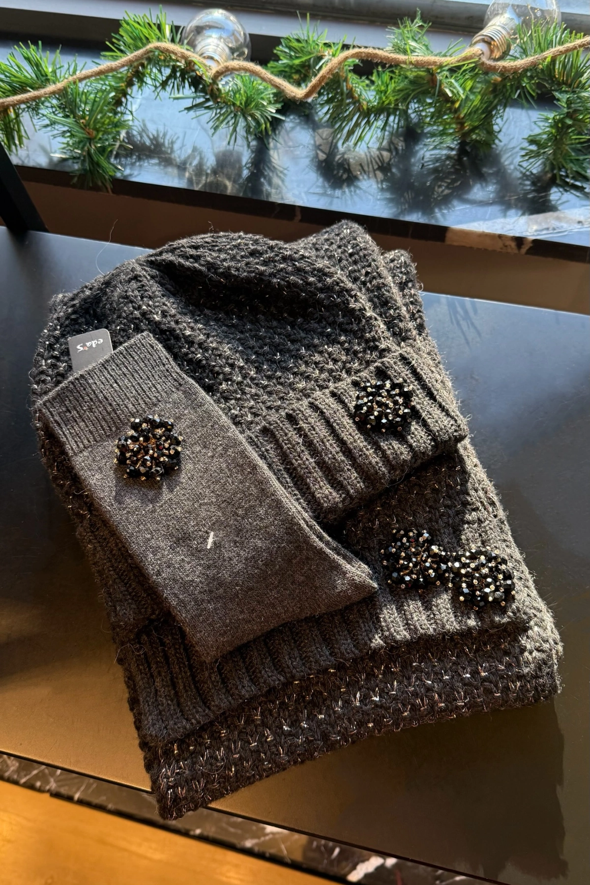 Antrasit Boncuklu İşlemeli Yün Çorap & Bere & Atkı Kombin