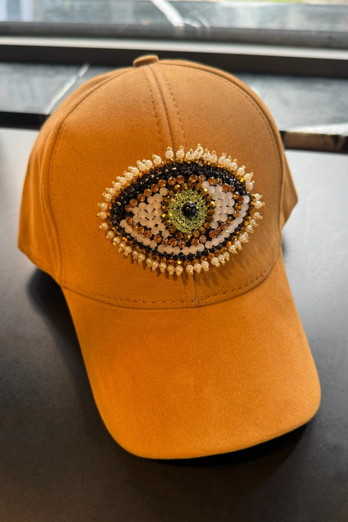 Bej Renkli Gold Göz İşlemeli Süet Kep Şapka