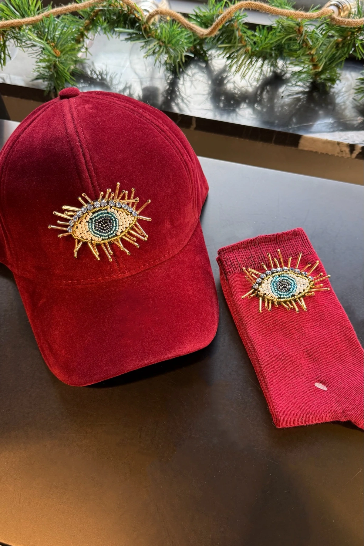 Bordo Kirpikli Göz İşlemeli Süet Kep Şapka & Cotton Çorap