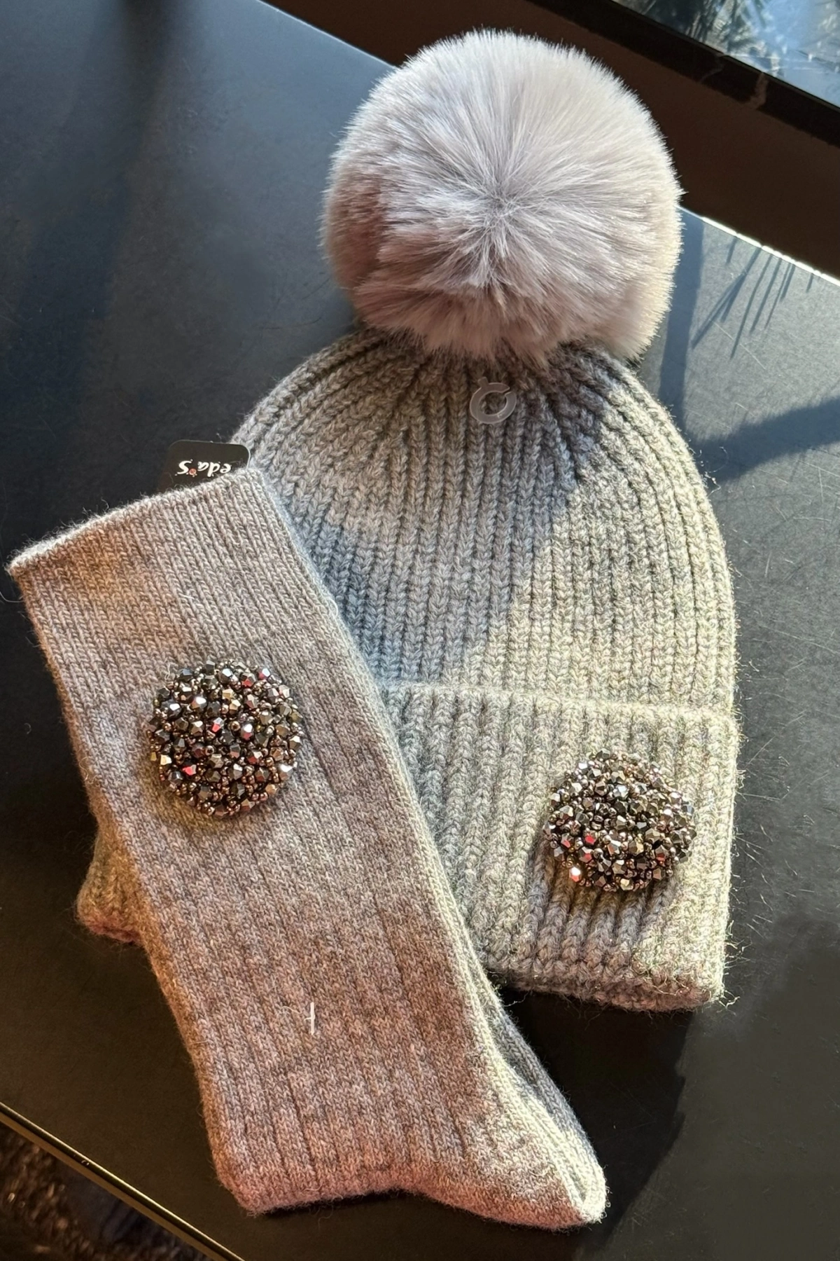 Gri Boncuk İşlemeli Yün Çorap & Bere Kombin