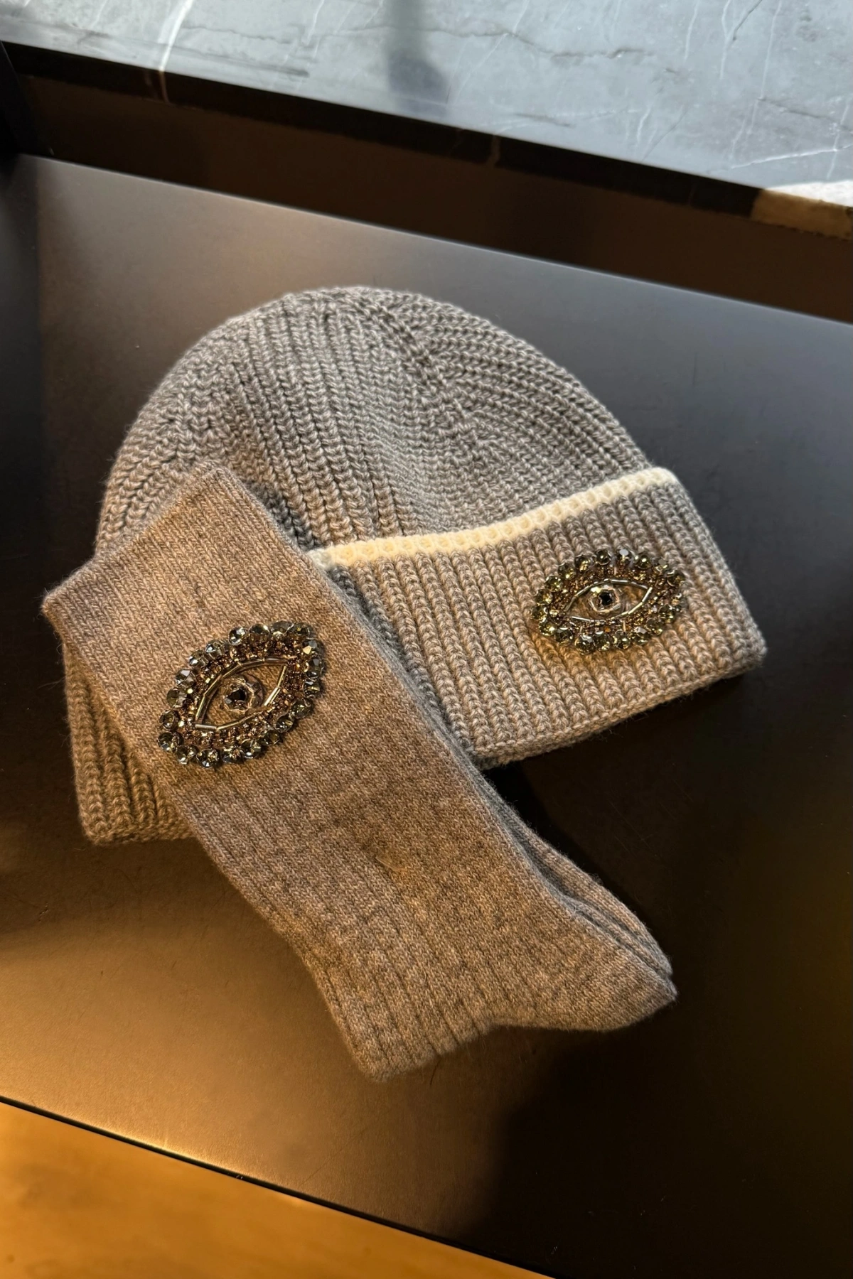 Gri Taşlı Göz İşlemeli Yün Çorap & Bere