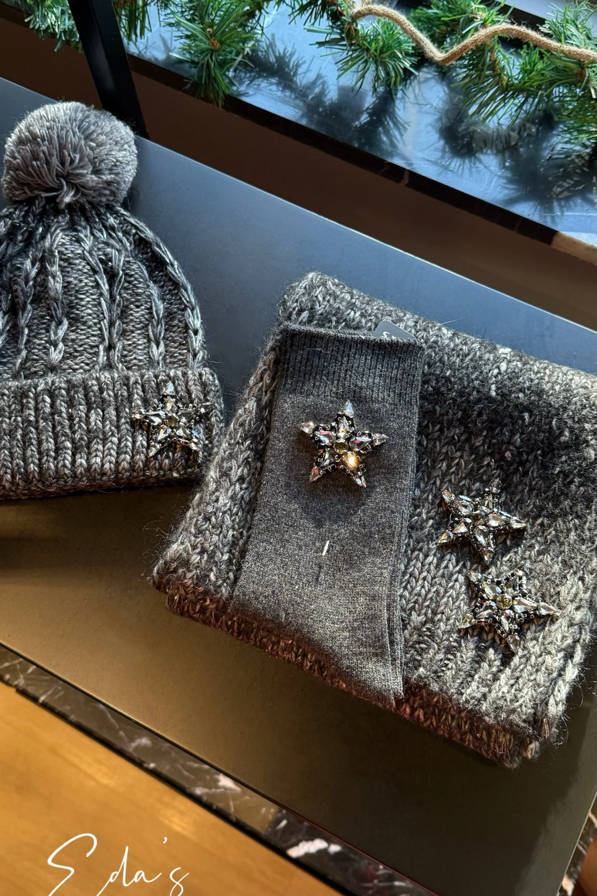 Gri Yıldız İşlemeli Yün Çorap & Atkı & Bere Kombin