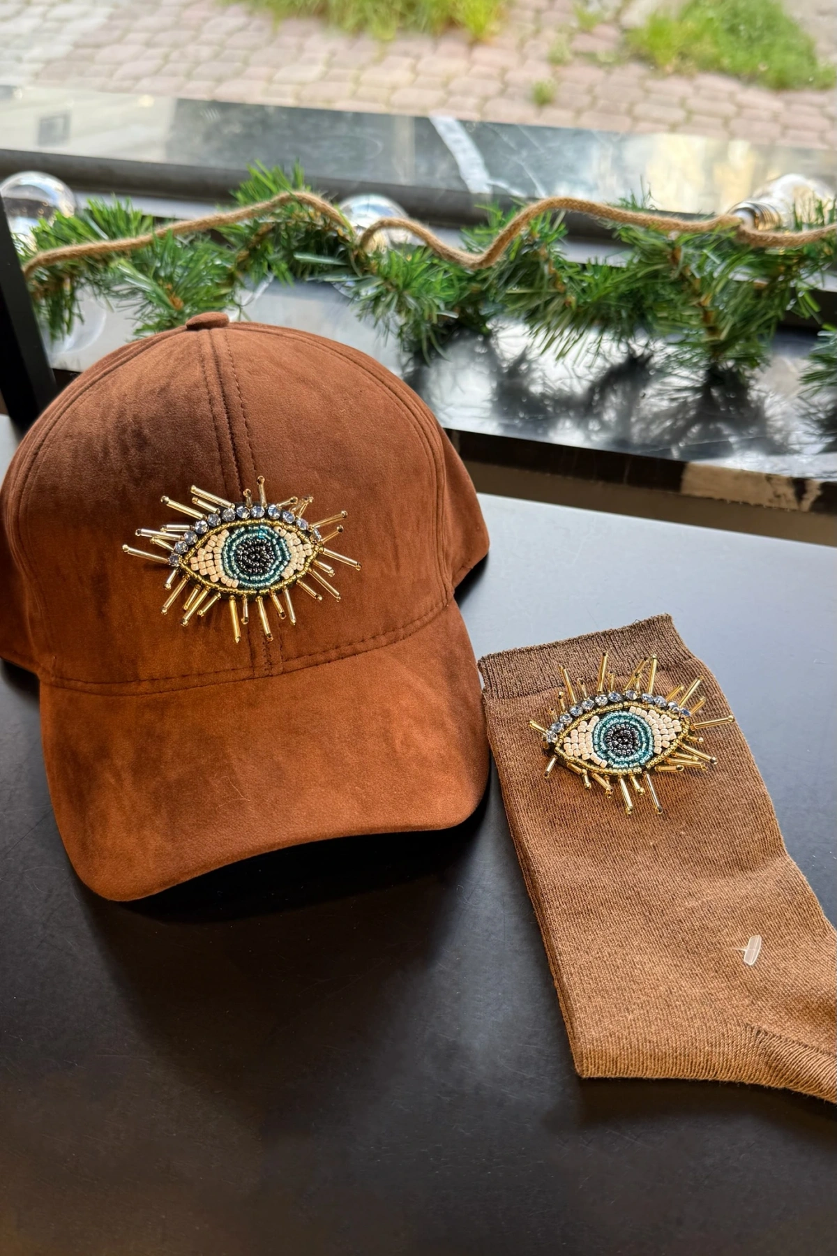 Kahverengi Kirpikli Göz İşlemeli Süet Kep Şapka & Cotton Çorap Kombin