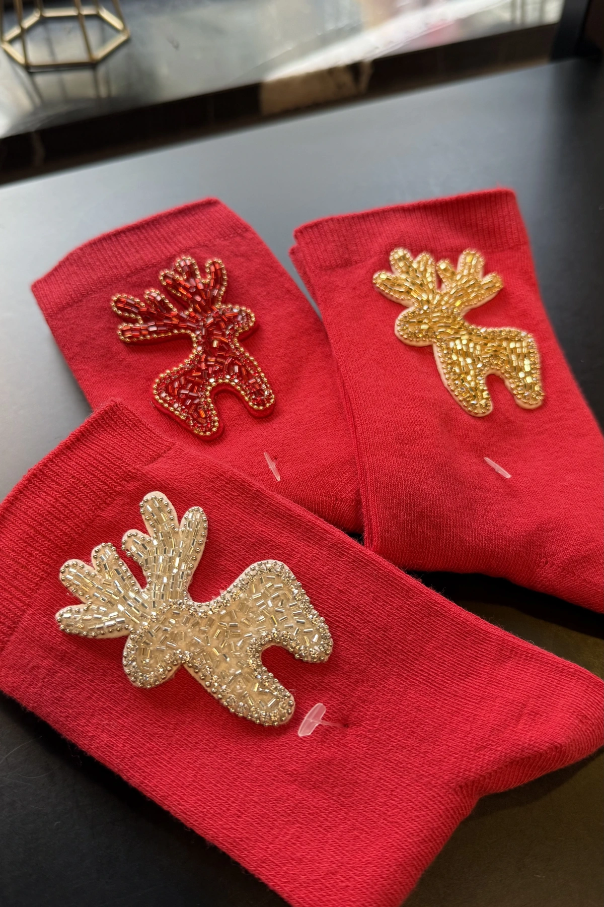 Kırmızı Boncuklu Geyik İşlemeli Cotton Çorap