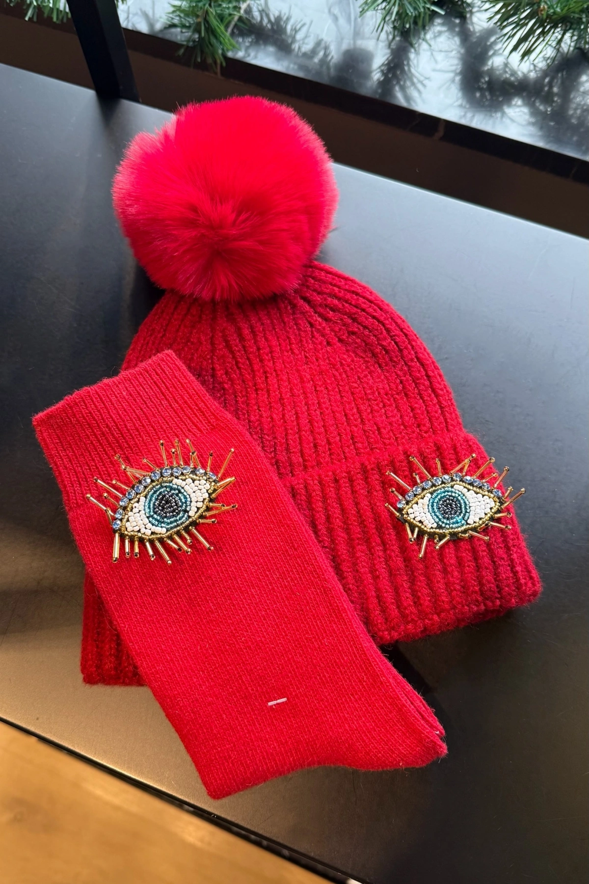 Kırmızı Kirpikli Göz İşlemeli Yün Çorap & Bere Kombin