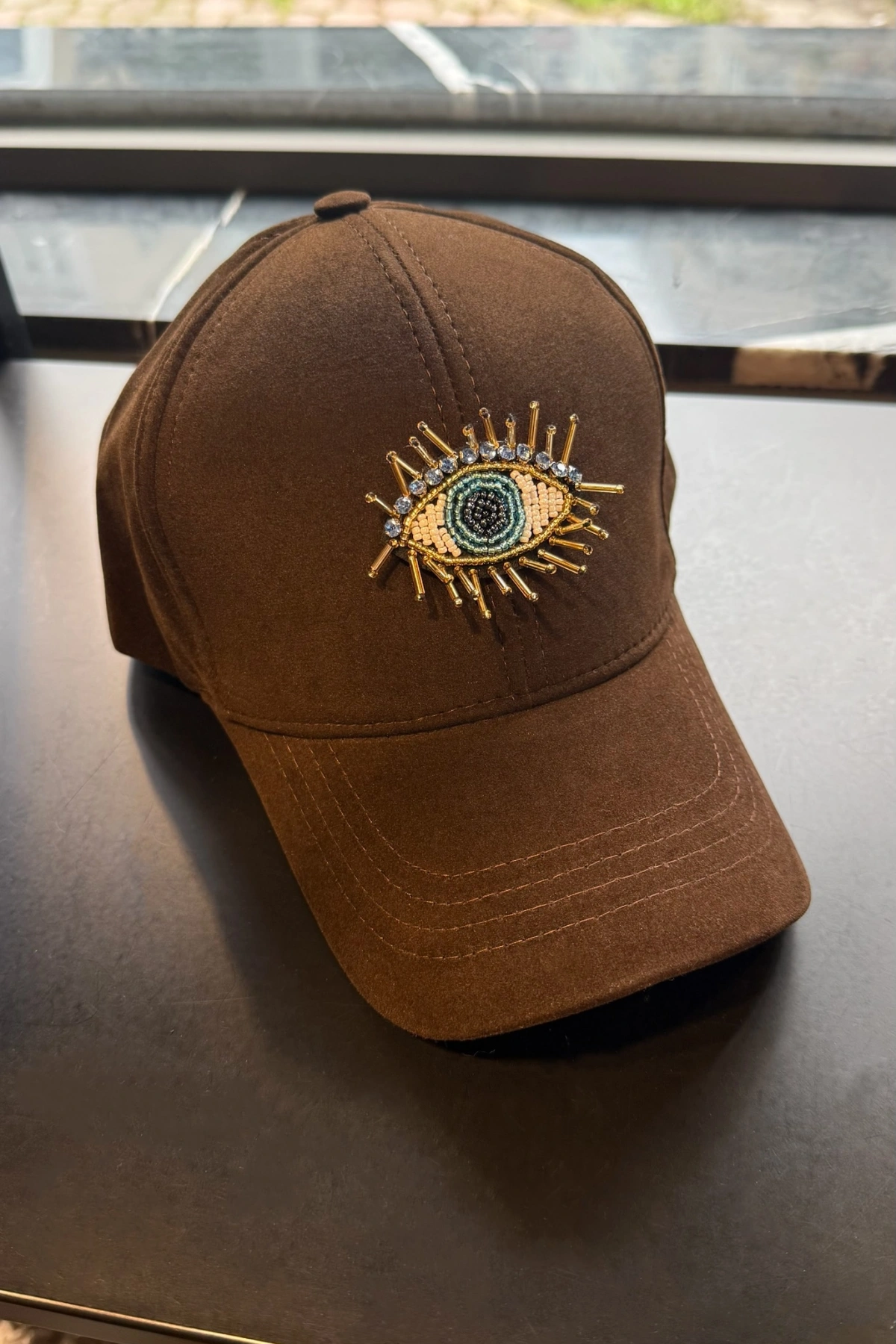 Kirpikli Göz İşlemeli Acı Kahve Süet Kep Şapka