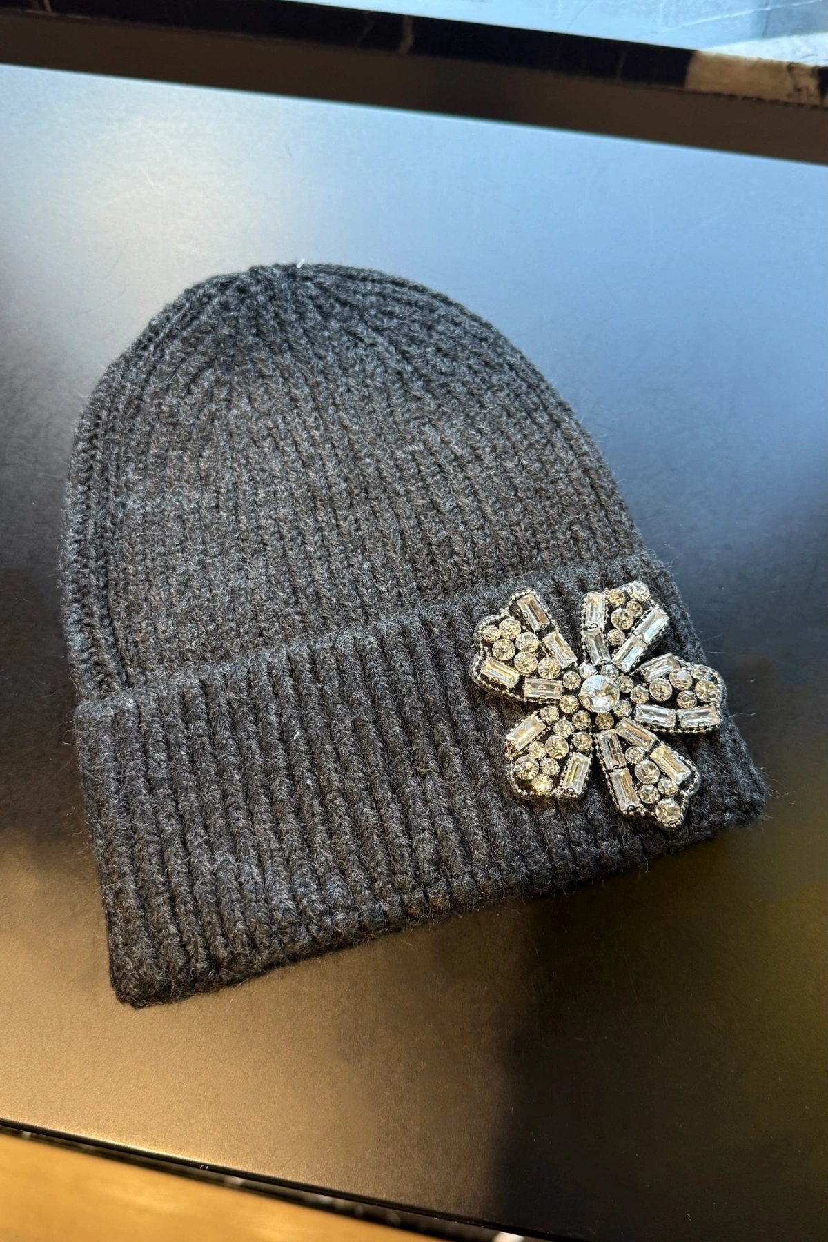 Koyu Gri Beş Yapraklı Yonca İşlemeli Bere