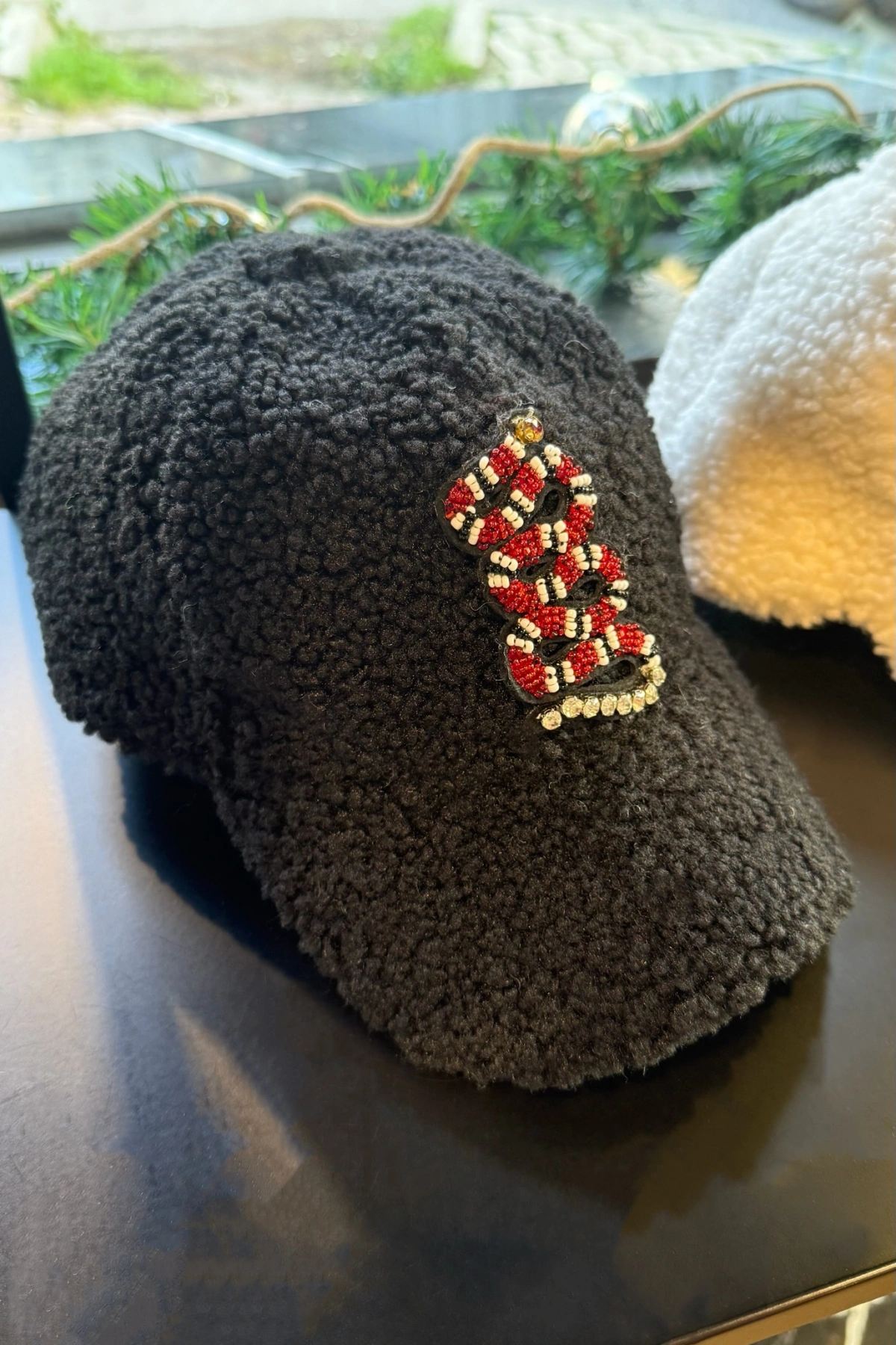 Krem Hayvan İşlemeli Peluş Kep & Yün Çorap Takım