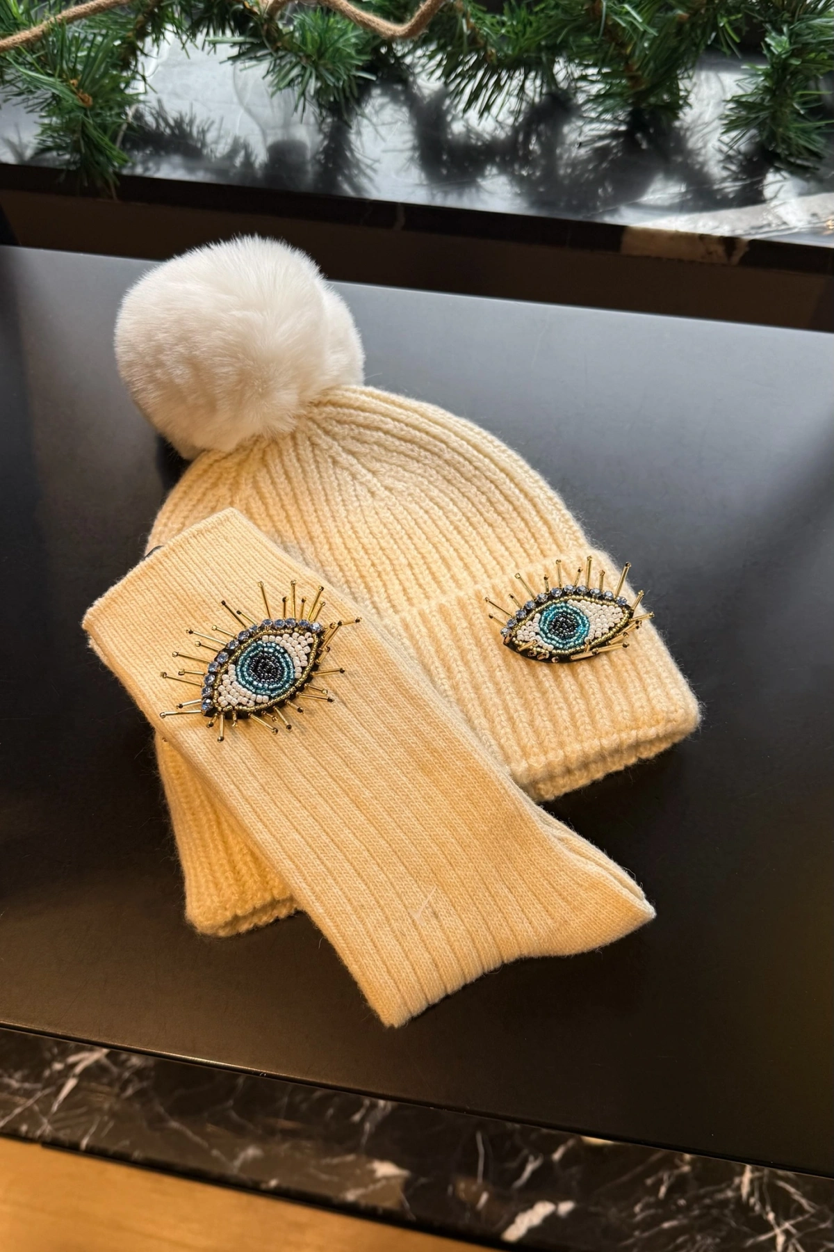 Krem Renk Kirpikli Göz İşlemeli Yün Çorap & Bere Kombin