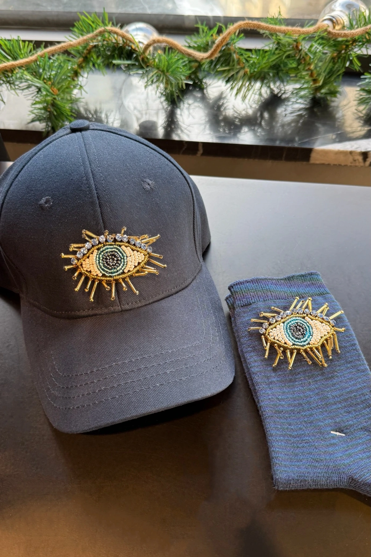 Lacivert Kirpikli Göz İşlemeli Süet Kep Şapka & Çizgili Desenli Çorap