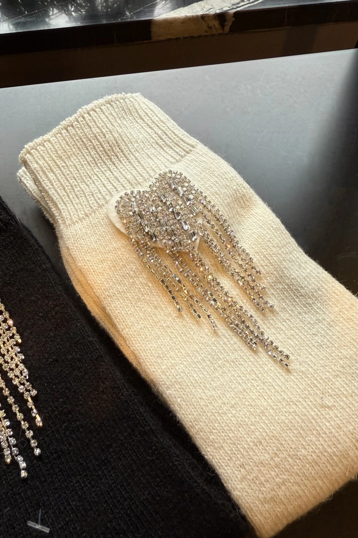 Sallantılı Kalp İşlemeli Yün Çorap