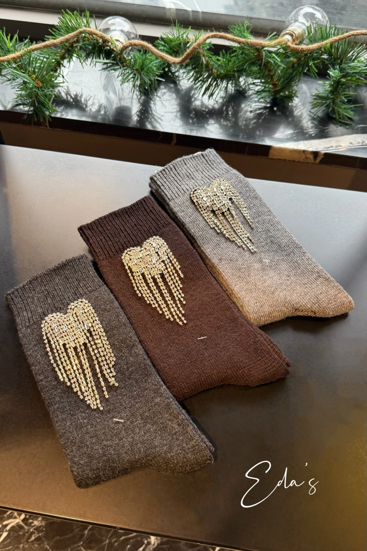 Sallantılı Kalp İşlemeli Yün Çorap