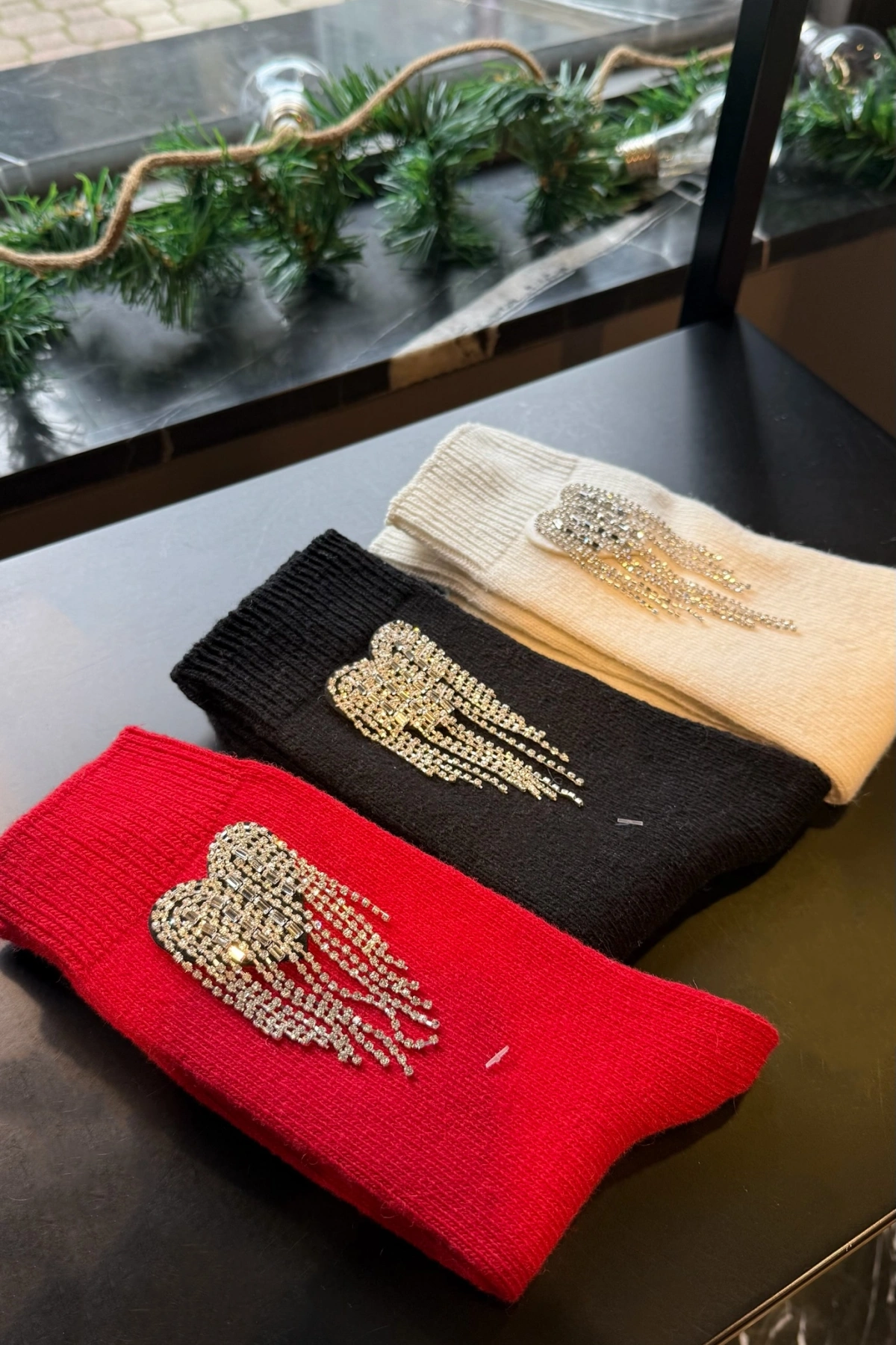 Sallantılı Kalp İşlemeli Yün Çorap