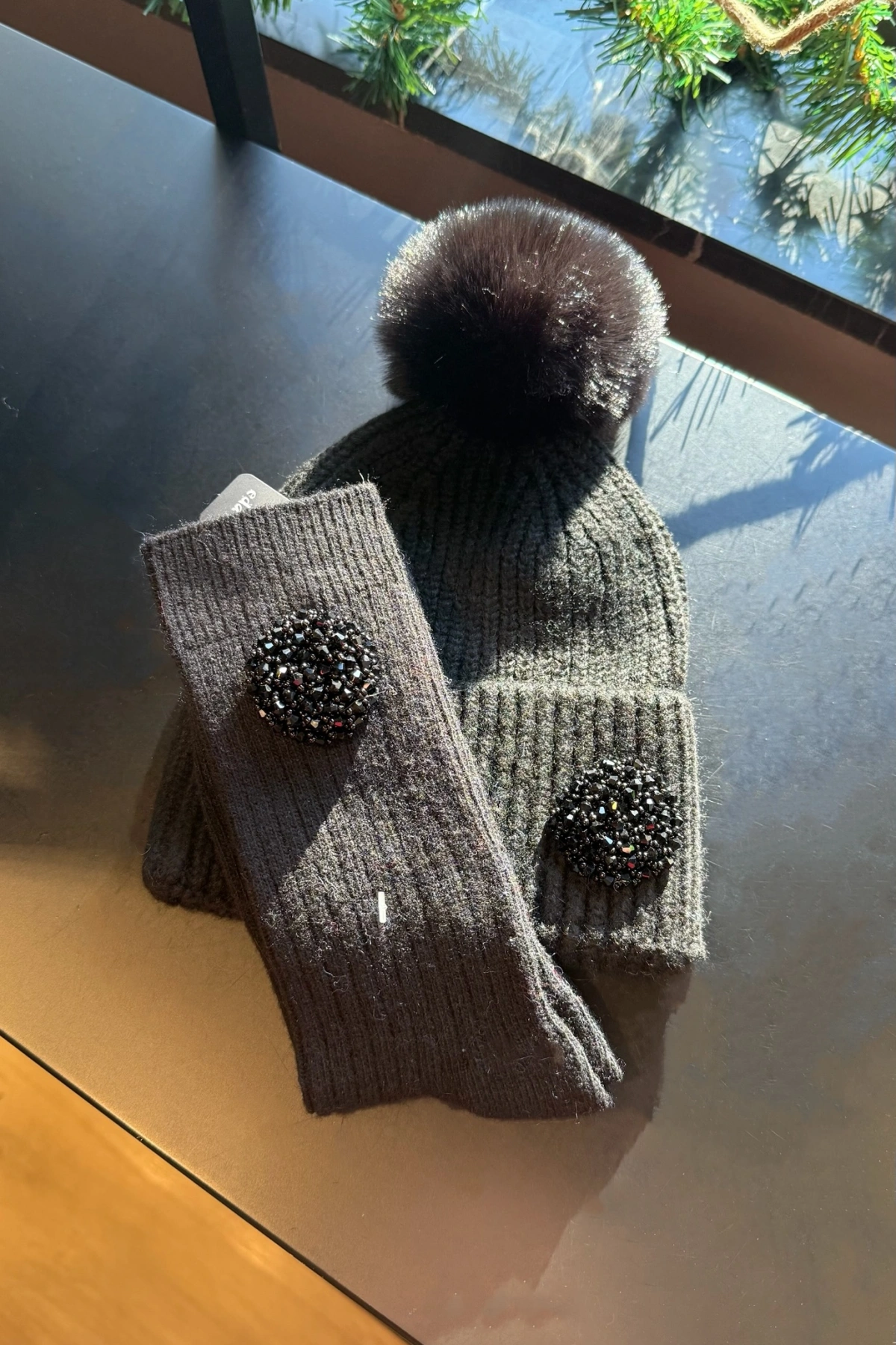 Siyah Boncuk İşlemeli Yün Çorap & Bere Kombin