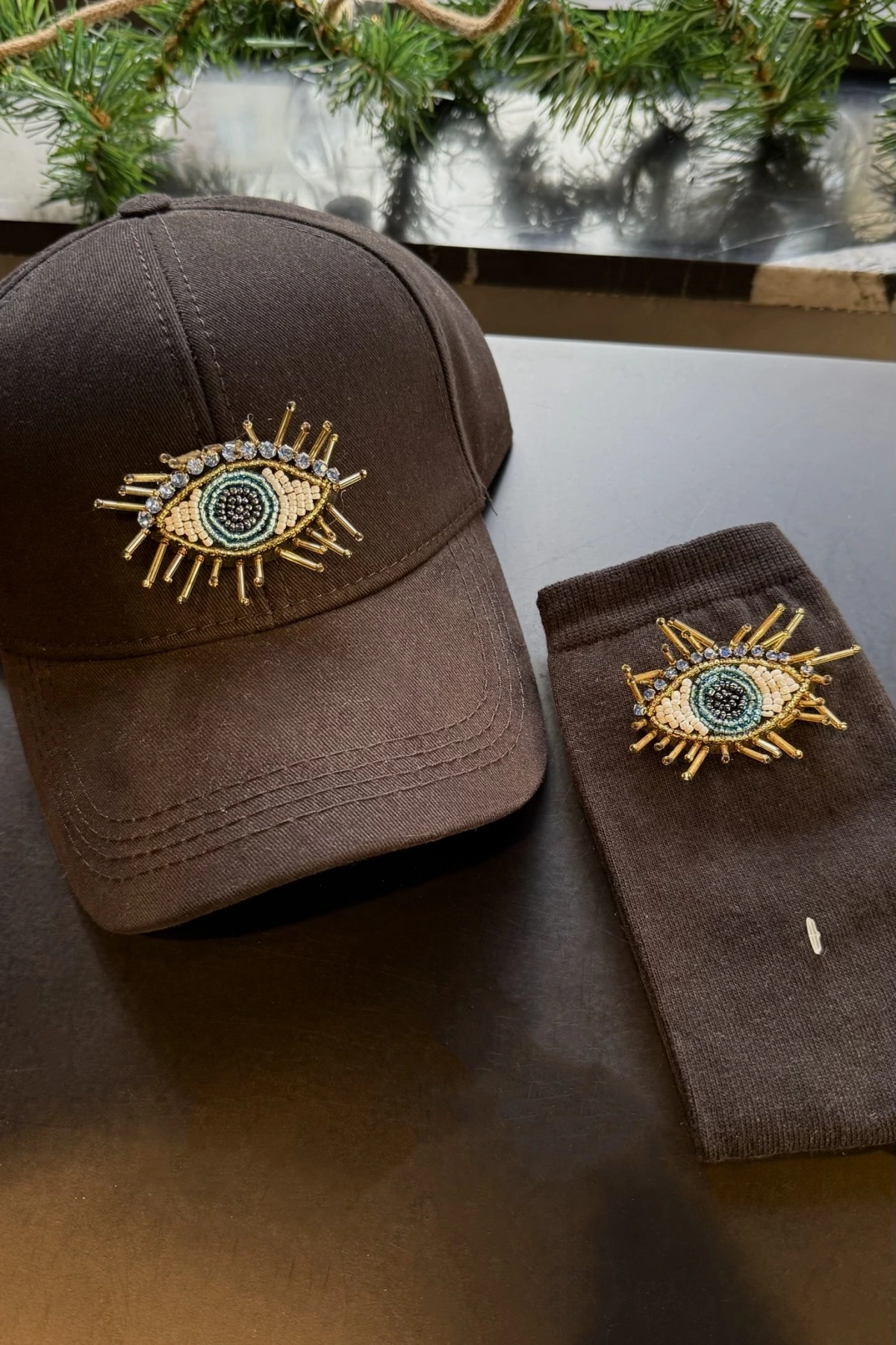 Siyah Kirpikli Göz İşlemeli Süet Kep Şapka & Cotton Çorap Kombin