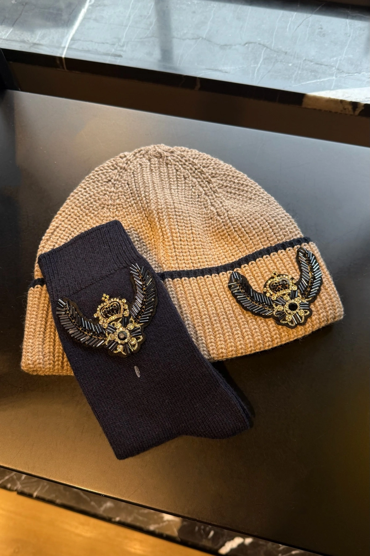 Taç Kanatlı İşleme Sütlü Kahve Kombin Yün Çorap & Bere