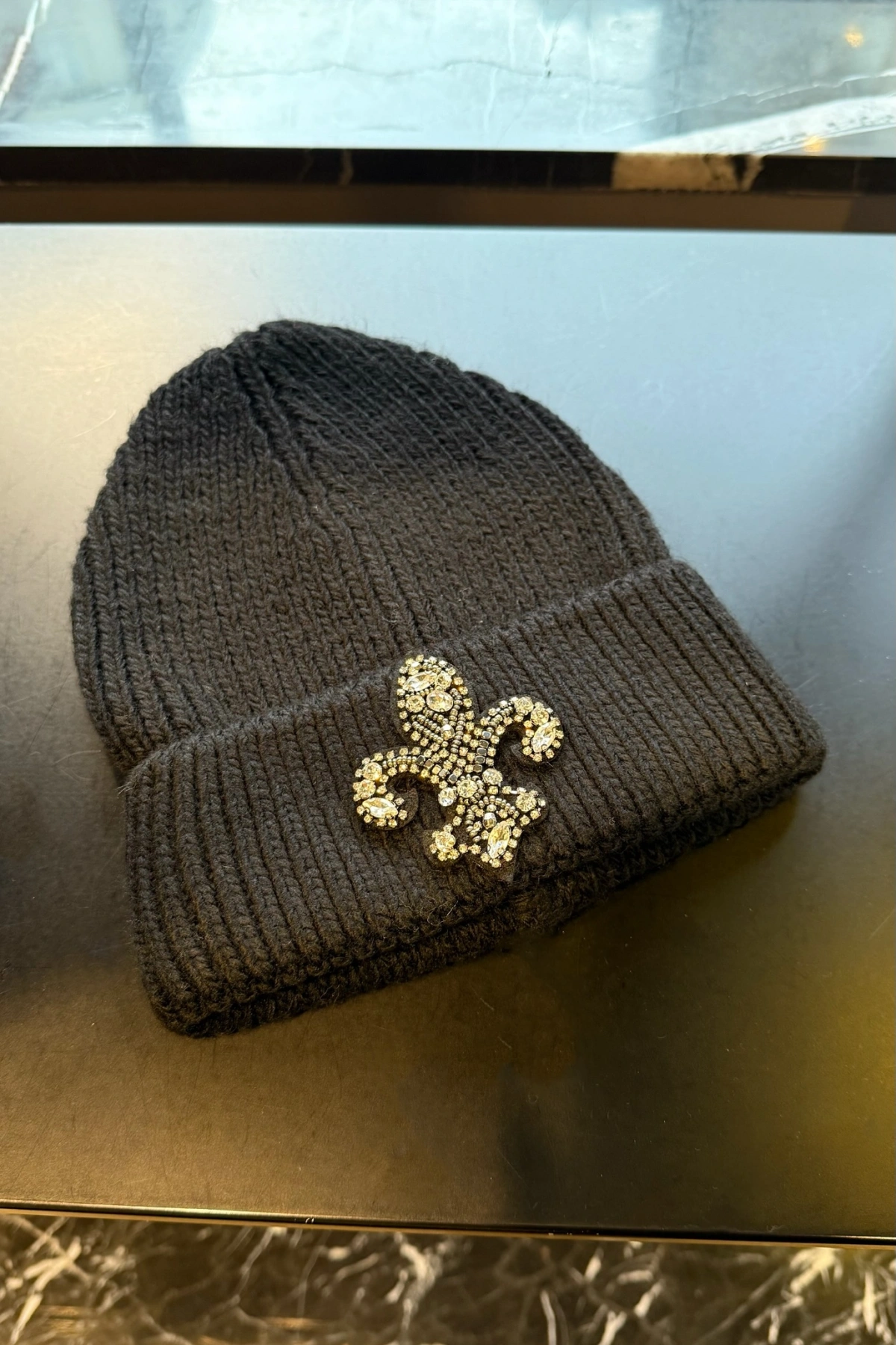 Taşlı Lotus İşlemeli Siyah Bere