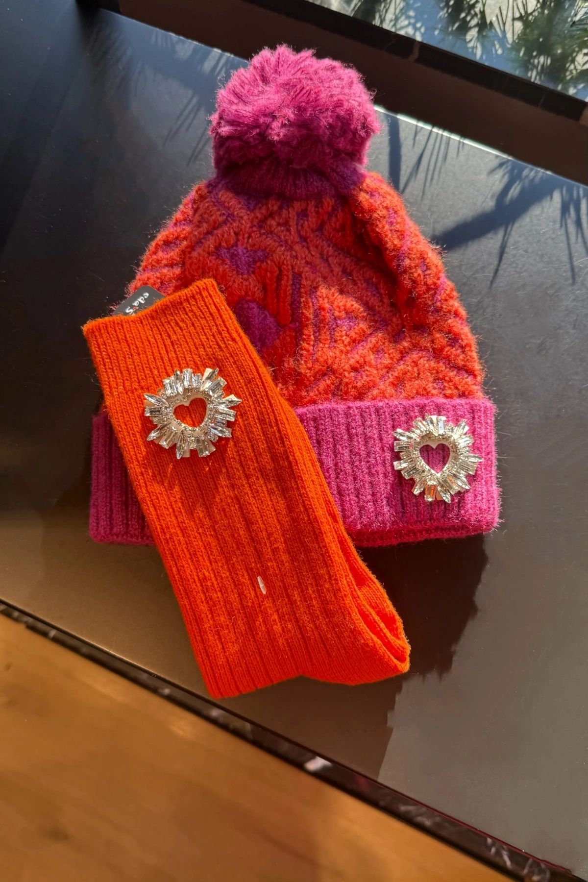 Turuncu Pembe Taşlı Kalp İşlemeli Yün Çorap & Bere Kombin