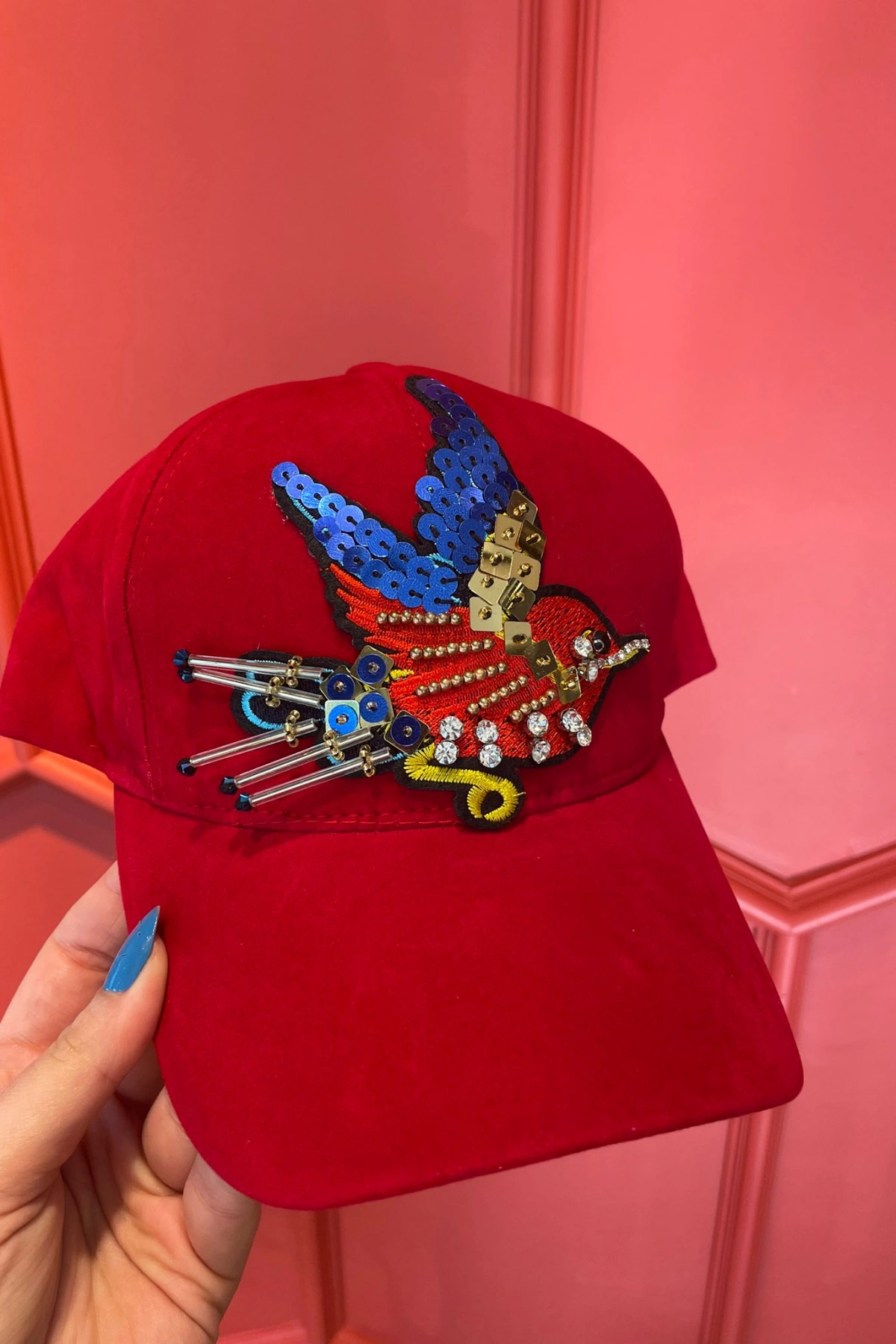 Edas Taşlı Kuş İşlemeli Kırmızı Süet Şapka