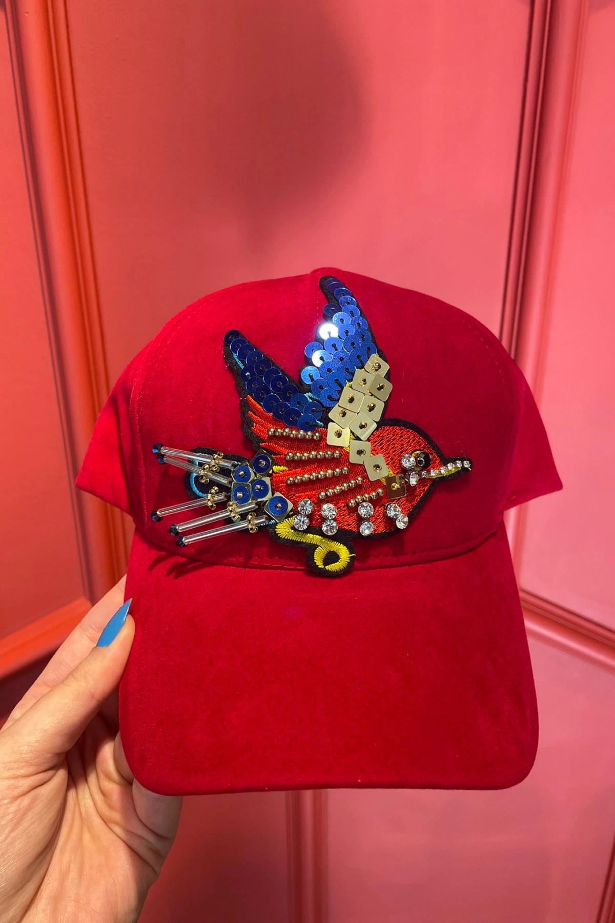 Edas Taşlı Kuş İşlemeli Kırmızı Süet Şapka