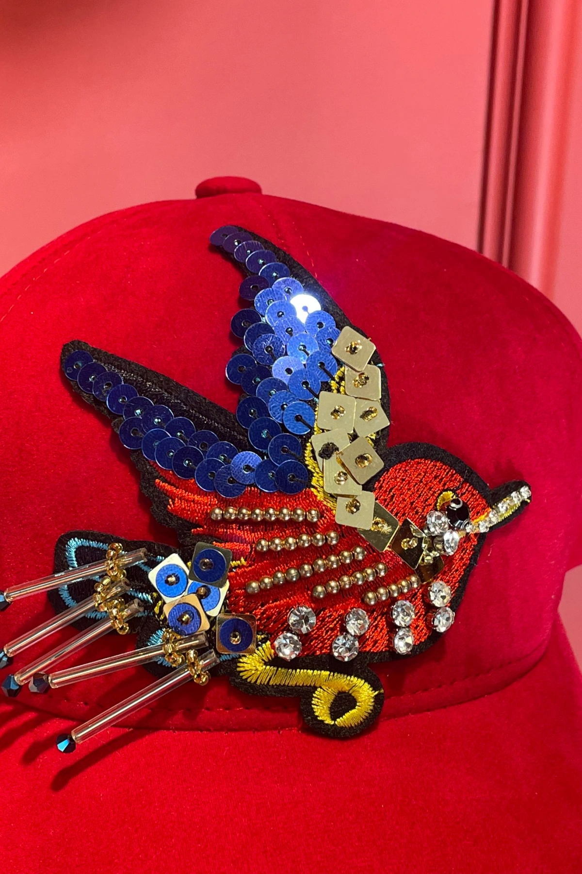 Edas Taşlı Kuş İşlemeli Kırmızı Süet Şapka