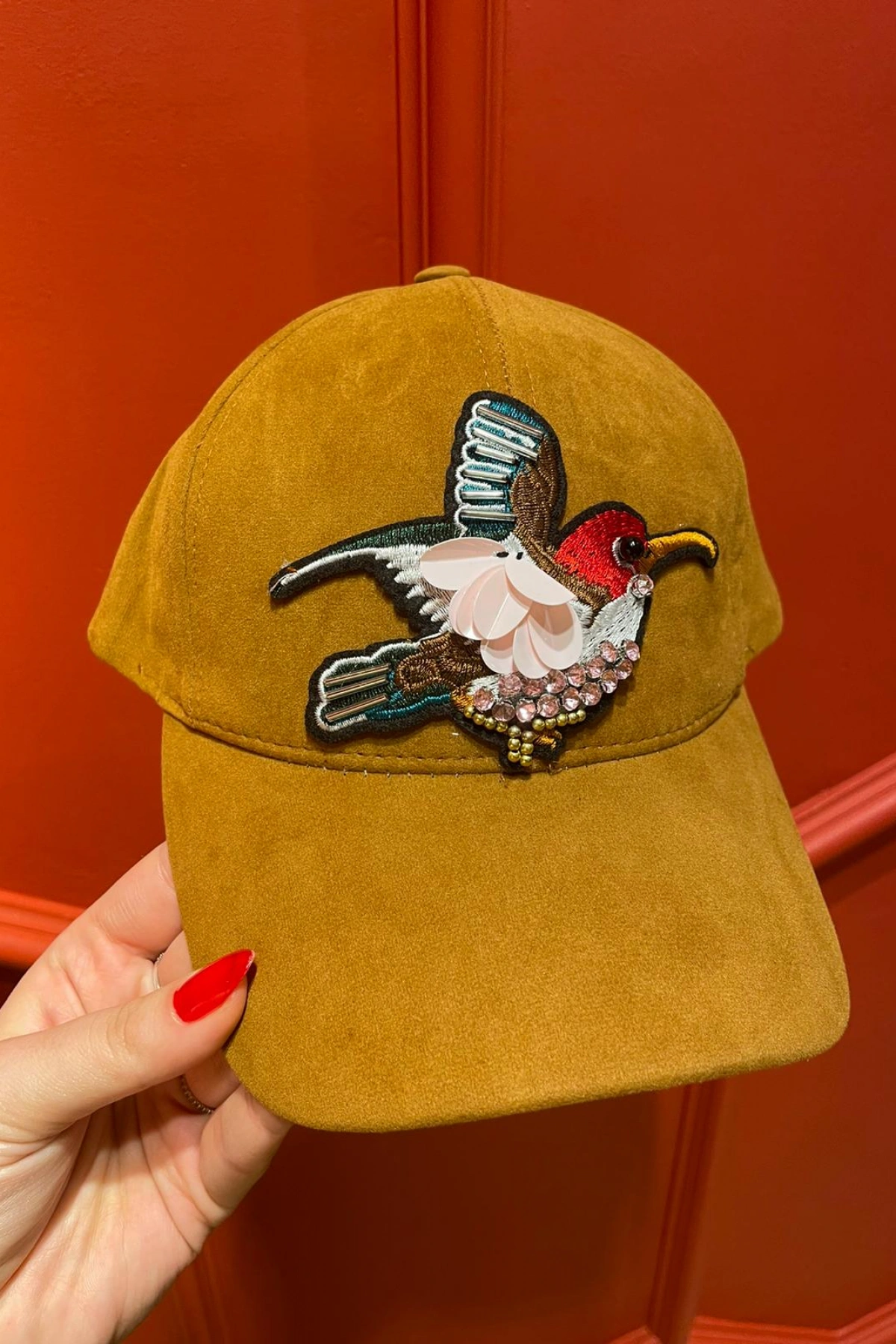 Edas Taşlı Kuş İşlemeli Taba Renk Süet Şapka