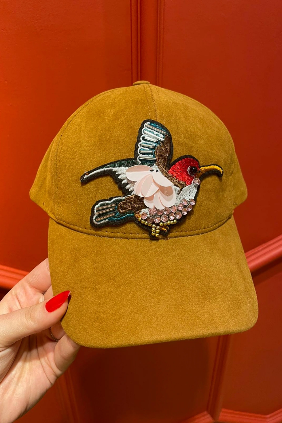 Edas Taşlı Kuş İşlemeli Taba Renk Süet Şapka