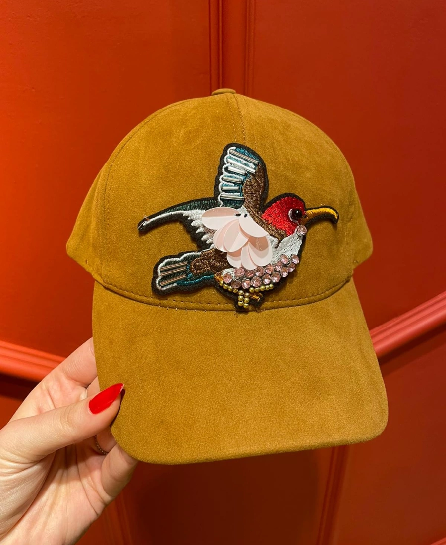 Edas Taşlı Kuş İşlemeli Taba Renk Süet Şapka
