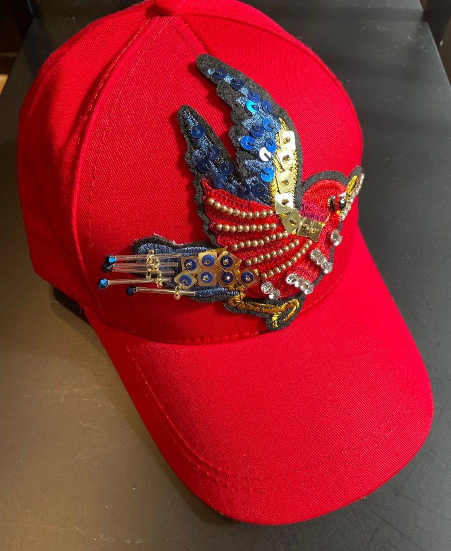 Edas Kırmızı Taşlı Kuş İşlemeli Şapka