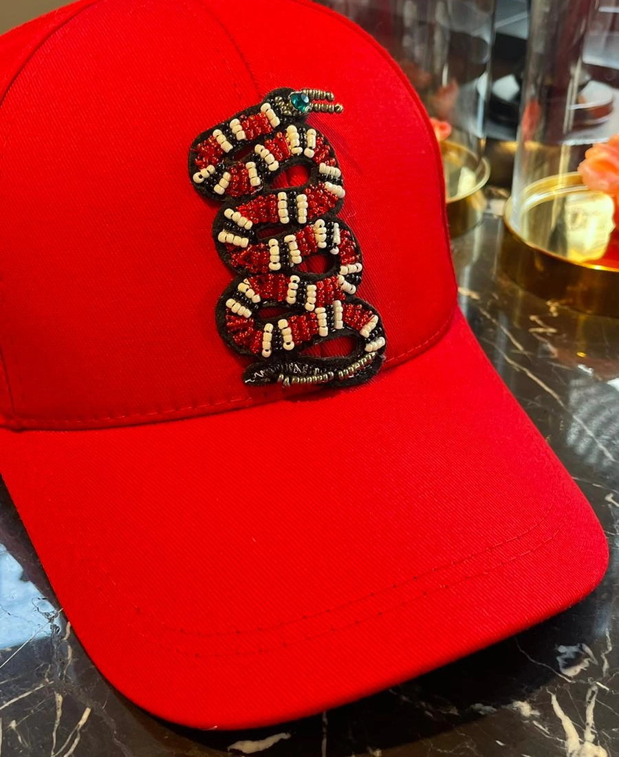 Edas Kırmızı Yılanlı İşleme Şapka