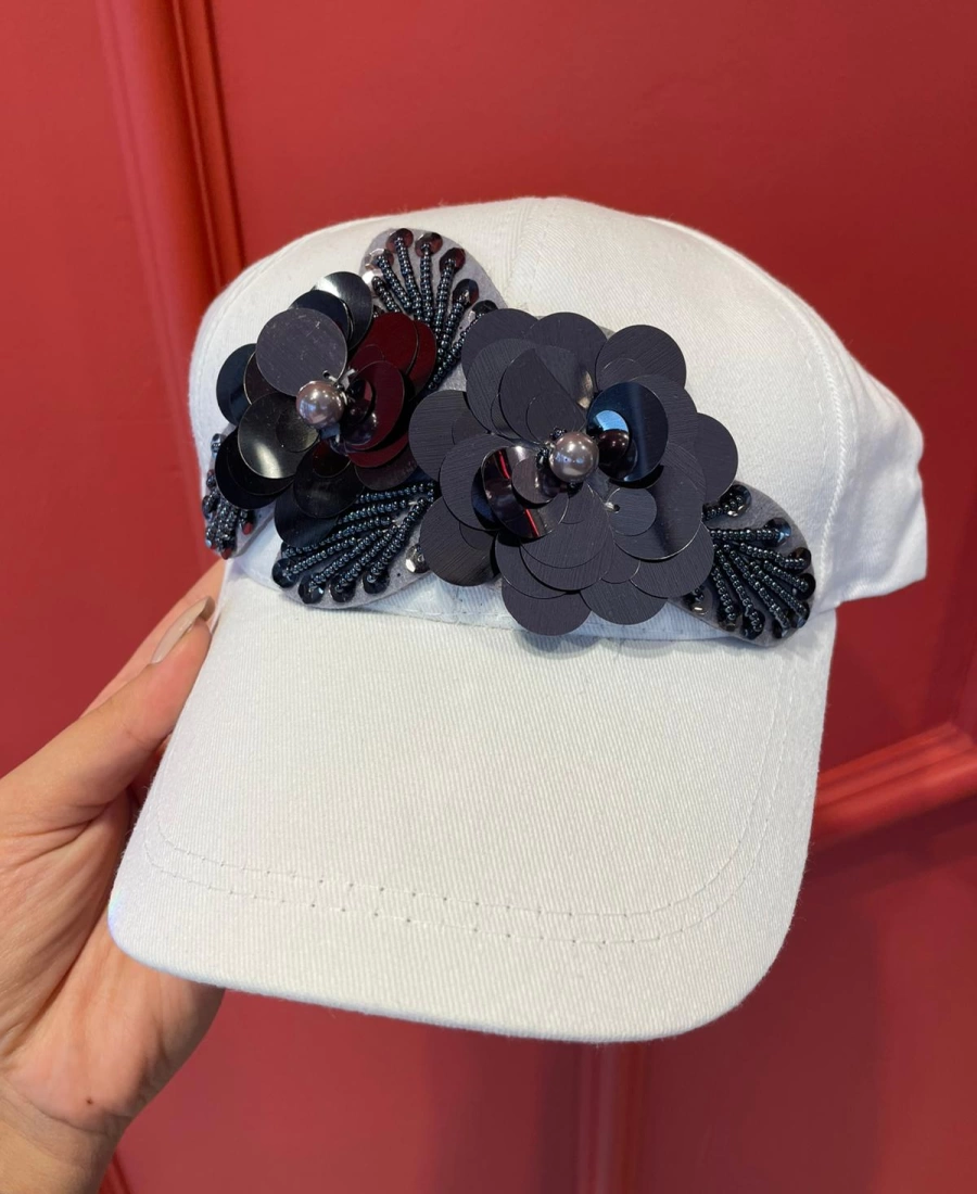 Edas Beyaz Pullu Çiçek İşlemeli Şapka