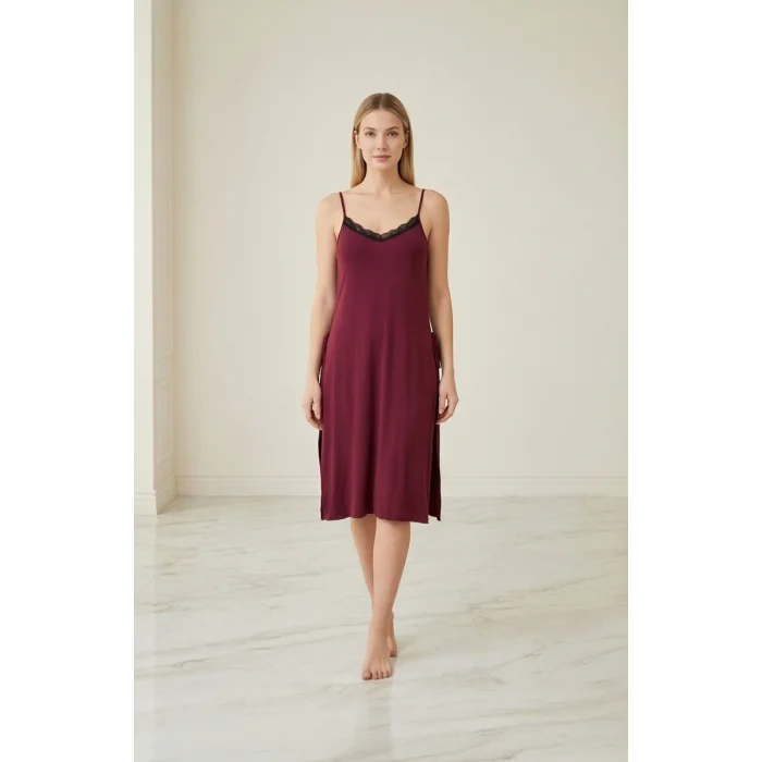 Kadın Bordo Cut Out Detaylı Yırtmaçlı Sexy Gecelik – Modern ve Şık Tasarım