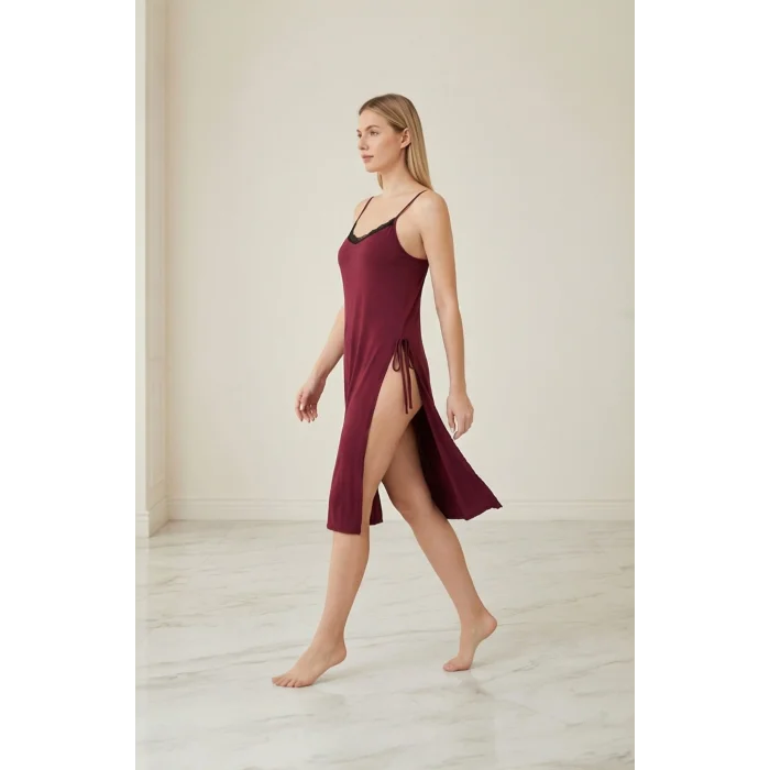 Kadın Bordo Cut Out Detaylı Yırtmaçlı Sexy Gecelik – Modern ve Şık Tasarım