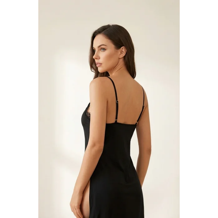 Kadın Siyah Yırtmaçlı Dantel Işlemeli Şık Gecelik – Modern ve Şık Tasarım