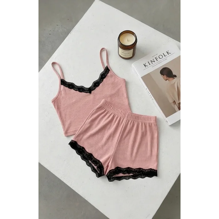 Kadın Pembe Alt Ve Üst Dantel Detaylı Şortlu Gecelik Takımı – Modern, Konforlu ve Günlük Kombinlere Uygun