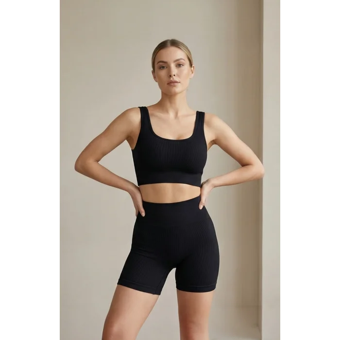 Kadın Siyah Kalın Askılı Yüksek Bel Şortlu Gecelik Takımı – Modern, Konforlu ve Günlük Kombinlere Uygun