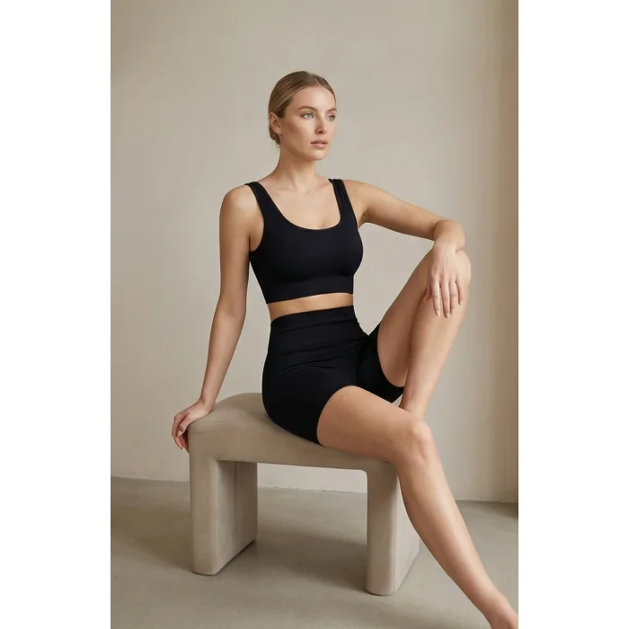 Kadın Siyah Kalın Askılı Yüksek Bel Şortlu Gecelik Takımı – Modern, Konforlu ve Günlük Kombinlere Uygun